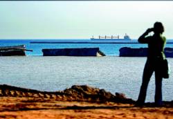 Despla&ccedil;ament de 600 metres de blocs de formig&oacute; de les obres d'ampliaci&oacute; del port de Barcelona (Gener 2007)